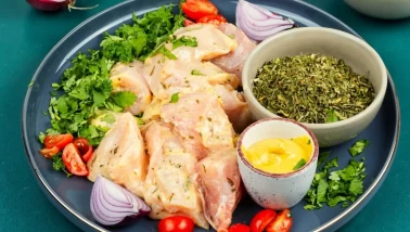 Akdeniz usulü sarımsaklı ve limonlu tavuk marinesi