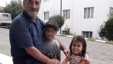 El freni çekilmeyen otomobil dede ve torunu hayattan kopardı!