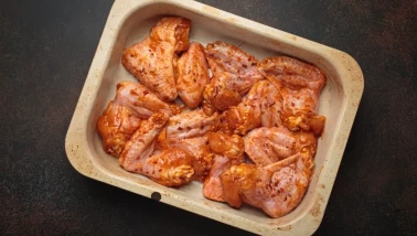 Soya soslu ve ballı egzotik tavuk marinesi