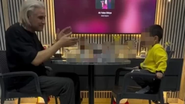 İzmir'de alkol masasına oturttuğu çocuğunu videoya çeken baba gözaltına alındı