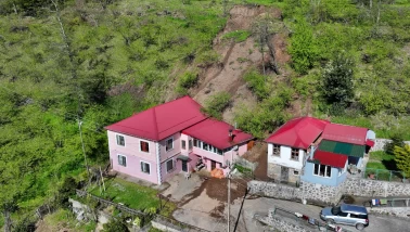 Ortahisar ve Yomra'da korkutan heyelan: Kaya parçaları evin içine doldu