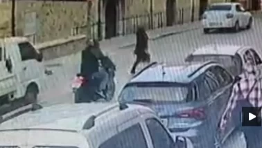 Isparta'da motosiklet yaya geçidinden karşıya geçen kadına çarptı! Kameralar o anı kaydetti