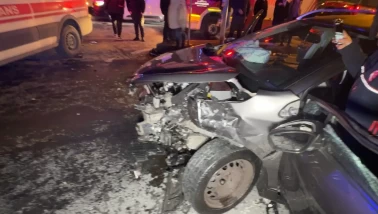 Avcılar’da feci kafa kafaya çarpışma: Kavşakta dehşet anları!