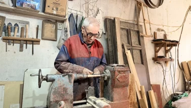74 yaşındaki usta, ahşap beşik ile geçmişi ve geleceği buluşturuyor