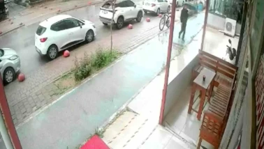 Bisikletinden inip çaldığı motosiklete bindi