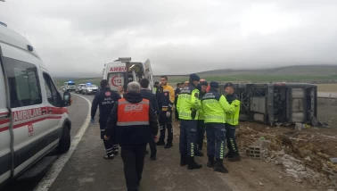 Ankara-Niğde otoyolunda feci kaza: Tur otobüsü şarampole devrildi!