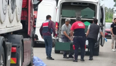 Tırın altında kalan genç hayatını kaybetti