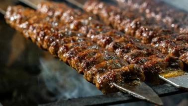 Kurban etinden Adana Kebabı tarifi (Şişten dökülmeyen usta sırlarıyla)