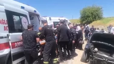 İstinat duvarına çarpan araçtaki 6 kişi yaralandı