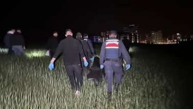 Tarım arazisinde hareketsiz yatıyordu