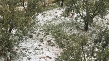 Manisa'da sağanak ve dolu hayatı olumsuz etkiledi: Otomobil sürüklendi, dereler taştı!