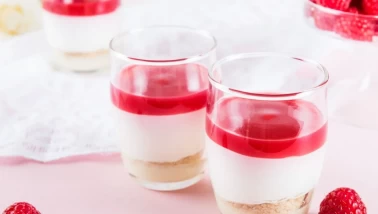 Beyaz çikolatalı mousse ve taze frambuaz püresi