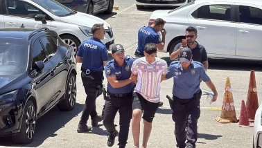 Trafikte dehşet saçtı: Kaçarken önce polise sonra motosiklete çarptı!