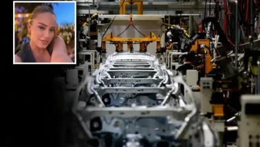 Otomotiv fabrikasında, otomobil işçilere çarptı: 1’i ağır 3 yaralı