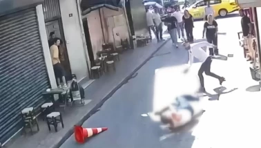 Kız çocuğunu taciz eden adamı 3 yerinden bıçakladılar!