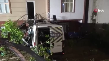 Servis minibüsü evin bahçesine uçtu