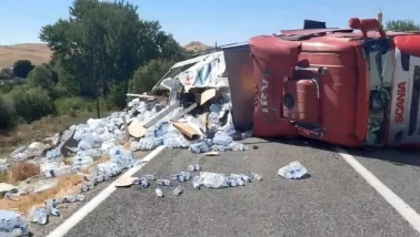Elazığ'da su yüklü tır devrildi: 1 yaralı