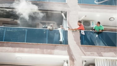 Alevlerin arasında can pazarı: İtfaiyeci maskesini çıkarıp vatandaşa taktı
