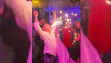 Ağzıyla tuttuğu meşale yüzünde patladı