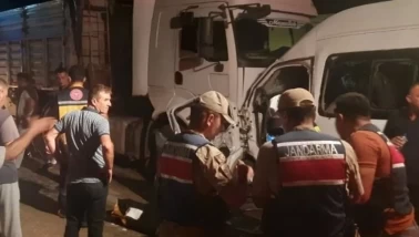 Hatay'da servis minibüsü ile tır çarpıştı: 1 ölü, 14 yaralı