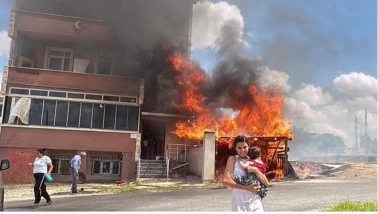 Alevler binaya ulaştı, mahallede panik yaşandı