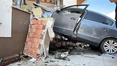 Bolu’da kontrolden çıkan otomobil camiye çarptı: 2 yaralı