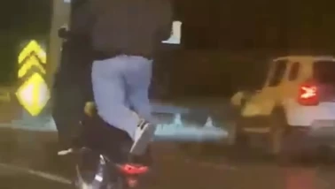 Plakasız motosikletle akrobasi pahalıya patladı