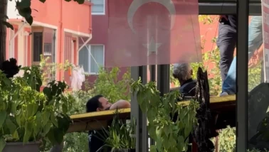 Edirne’de çatıya çıkan şahıs ekiplerin müdahalesiyle kurtarıldı