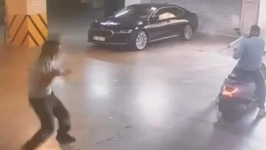 İzmir'de belediye başkanının aracına saldırı