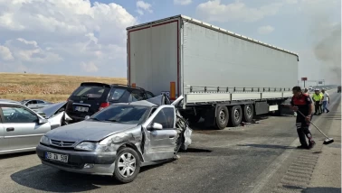 2’si TIR 13 araç birbirine girdi