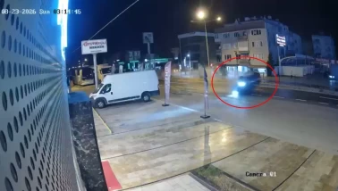 Yalova’da takla atan otomobil üst geçit merdivenlerine çarptı