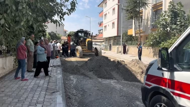 Asfalt çalışmasında iş makinesinin altında kaldı