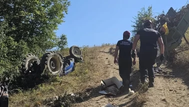 İnegöl’de traktör devrildi: 15 yaşındaki sürücü ağır yaralandı