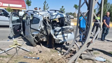 Ağrı’da kavşakta iki araç çarpıştı