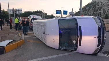 Burdur’da tarım işçilerini taşıyan araç kaza yaptı: 10 yaralı
