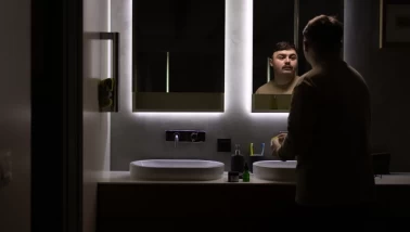 Gece boyunca tekrar tekrar uyanmak neyin belirtisi olabilir?