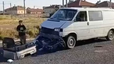 Aksaray'da minibüsle çarpışan moped paramparça oldu