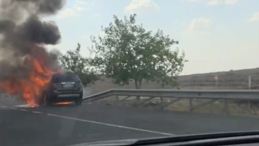 Şanlıurfa’da seyir halindeki otomobil alevlere teslim oldu
