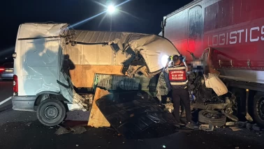 Tekirdağ'da TEM Otoyolu'nda minibüs TIR'a çarptı: 1 ölü, 1 ağır yaralı