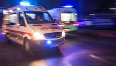 Uçuruma yuvarlanan otomobilde 2 kişi can verdi