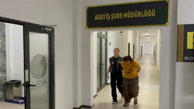 Hırsızı basan polis aranan firariyi de yakaladı