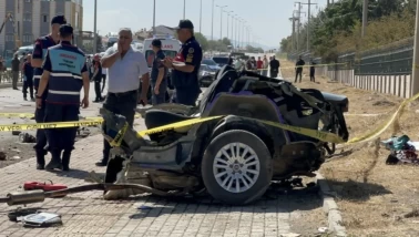 Elazığ'da trafik kazasında takla atan araç ikiye bölündü!