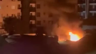 Avcılar'da park halindeki TIR alevlere teslim oldu! Kupası metal yığınına döndü