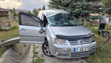 Sarıkamış’ta kontrolden çıkan araç şarampole devrildi