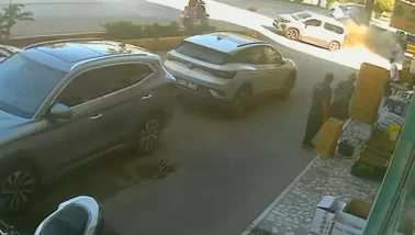 Alanya’da feci kaza! Otomobil önce yayaya çarptı, ardından otobüs durağına daldı