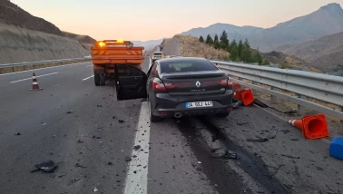Niğde-Adana Otoyolu’nda otomobil Karayolları kamyonetine çarptı: 1 ölü, 3 yaralı