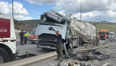 Kocaeli’de çimento yüklü silobas devrildi: 1 yaralı