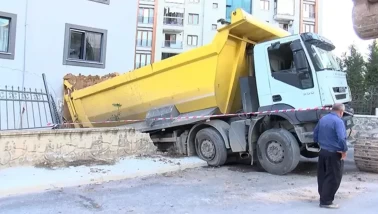 İstanbul Pendik'te korkutan kaza! Freni boşalan hafriyat kamyonu binaya daldı