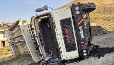 Konya Kulu’da hafriyat yüklü tır devrildi