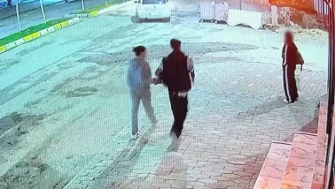 Adıyaman'da vicdan sızlatan görüntü! Cani kadın yemek yiyen kediye taşla vurdu